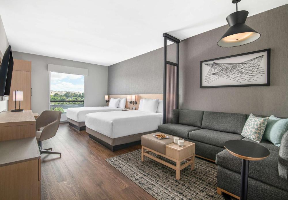Queen Room with Two Queen Beds and Sofa Bed - High Floor interior